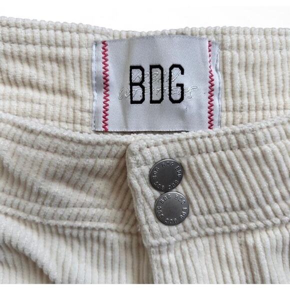 Urban Outfitters BDG Tan Cream Beige Corduroy Cotton Cargo Shorts Women’s Size 4 - Picture 2 of 6
